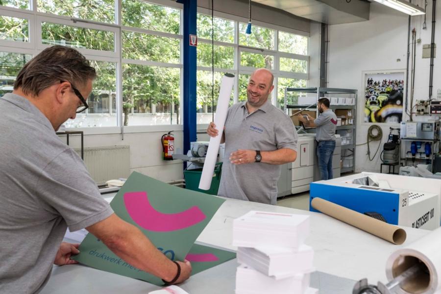 twee medewerkers van Impreso aan het werk in de drukkerij