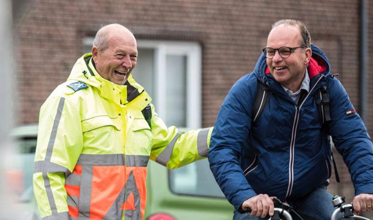 Verkeersregelaars van intergarde op straat