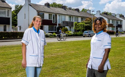 Dames van Envida in een woonwijk