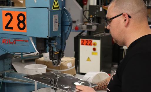 Medewerker bij Mazon aan het werk achter machine