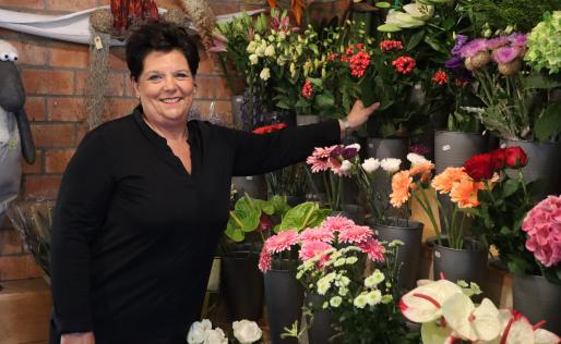 Miriam aan het werk in de bloemenzaak