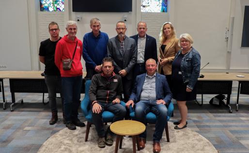 Wethouder Franssen met papierprikkers