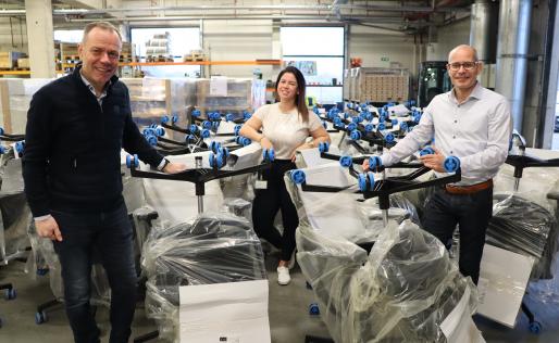 Personen met de nieuwe bureaustoelen