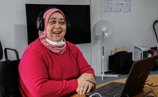 Vrouw achter laptop