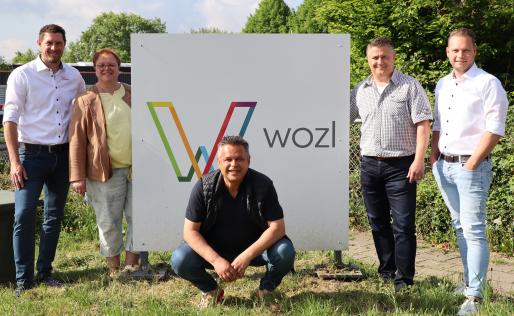 Roger, Brigitte, Mike, Marco en Roger voor het WOZL bord bij Beschut 2.0