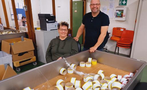 Marina en Ralph bij Lycra Company achter een bak klossen