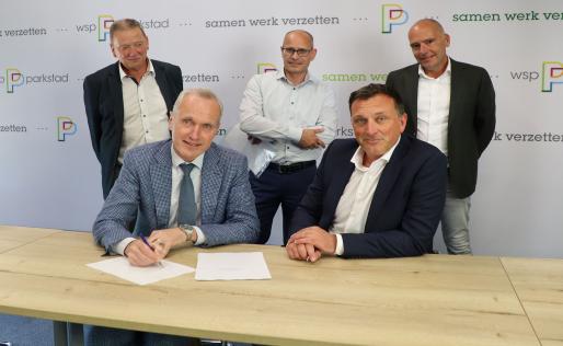 Fred Dijk en Fred Toussaint tekenen contract in bijzijn van Gerard van den Broek, Robert Dackus en Leon Floris
