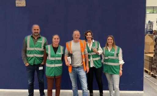 Patrick Moonen, Kim Wintjens en Evelien Snackers van WerkvoorHeerlen/De Bovengrondse Vakschool krijgen een rondleiding bij Ceva Logistics van hun onboardingscoördinator Leon Kleijnen.