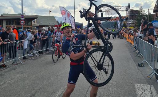 Remco beklimt 6 keer de Alpe d’Huez en finisht vol vreugde