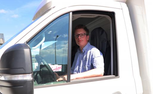 Leon straalt als chauffeur bij Bakkerij Voncken