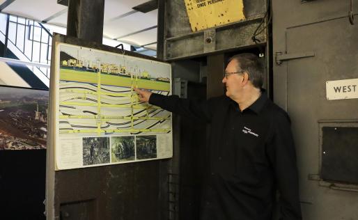Ron staat bij een bord in het Mijnmuseum