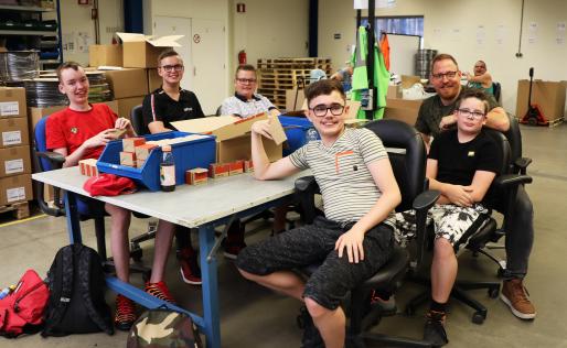 Groepsfoto van de stagiaires bij Beschut: Dylano, Jozua, Caine, Quinten, Dylan en mentor Pim Knolso