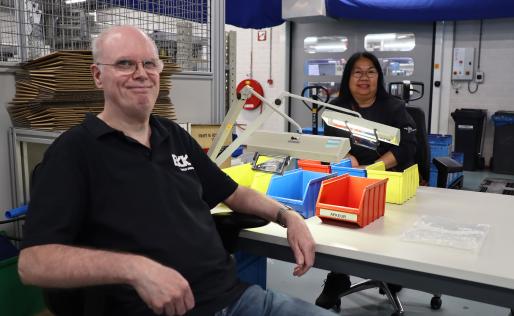 Rob en Andy zitten aan tafel bij hun werkplek Simrax