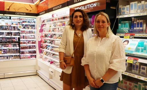 Asiya en Bianca in Kruidvat winkel bij make-up producten
