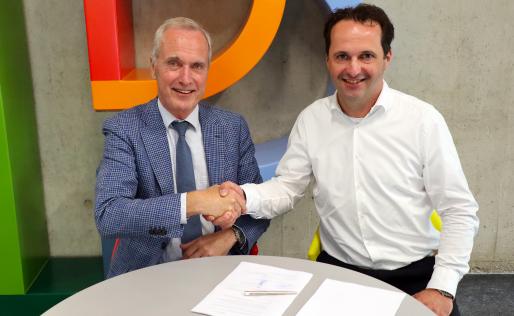 Fred en Willemjan schudden hand bij contractondertekening