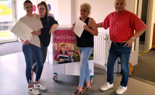 Hafsa met diploma in handen met begeleiders Rebecca, Marion en Helmut