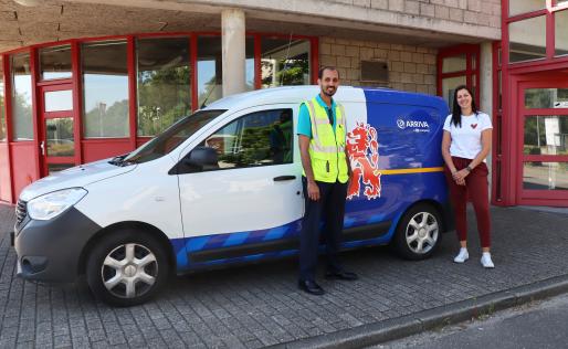 Ahmed en Roxanne Piereij staan bij een Arriva busje