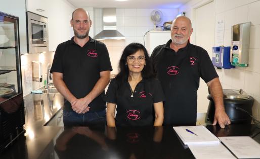 Maickel, Cathy en Wolfgang achter de counter in hun keuken bij MOB