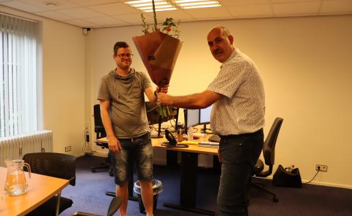 Miguel Trenado Castro overhandigt bloemen aan Patrick Cools