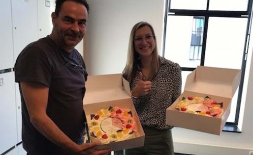 Rico Meijers en Tessa Winkelman nemen taart in ontvangst