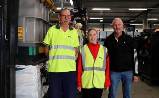 Ed, Monique en Fred bij Rd4 Textiel sorteercentrum