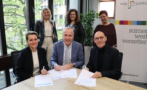 Fred tekenen overeenkomst aan tafel met Ton en Renate en achter hun Ilse, Veronie en Ilona