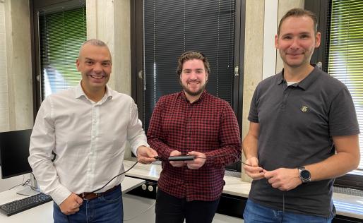 Technisch projectleider Rick Deneer, Advantive helpdesk medewerker Jesse van Grootheest en ICT-manager Frank Vroomen verbinden op symbolische wijze WSP Parkstad en Advantive in een nieuwe dienstverlening.