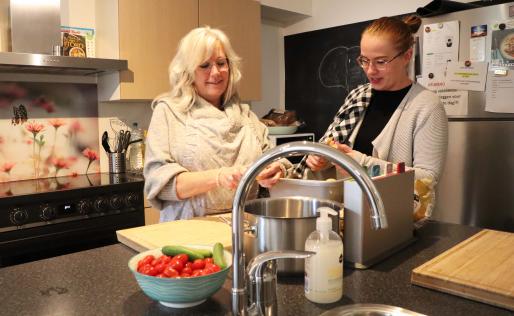 Jacqueline is samen aan het koken met een bewoonster bij woongroep Co-Coon