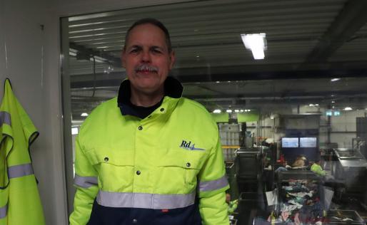 Jos Klinkenberg in het Rd4 textiel sorteercentrum