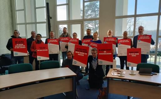 Leden FNV en bestuur WOZL met de petitie in de raadszaal