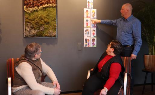 Mariëlla, Jasmine en manager Ton Peeters bij Beschut 2.0