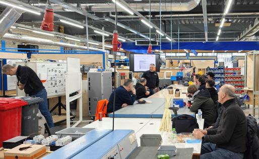 Heren in techniekhal aan de slag