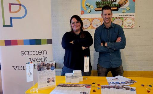 Jongerenjobcoaches Rebecca en Davey achter het standje op de Catharina school