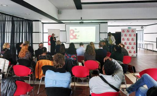 Consulenten en kandidaten luisteren naar presentatie van recruiter van H&M