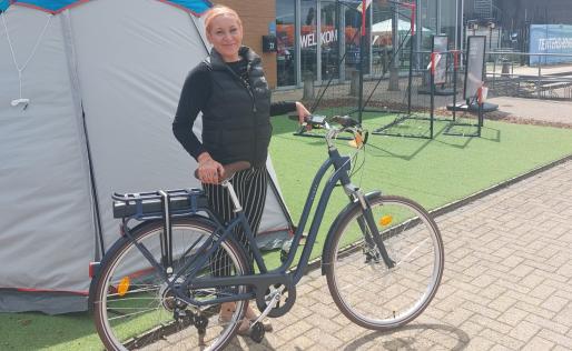 Marcella poseert vol trots met haar elektrische fiets