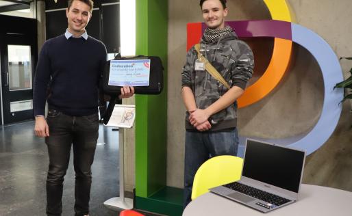 Remco Raeven overhandigt prijs van de CompetenSYS decemberactie aan Jaimy Leurs