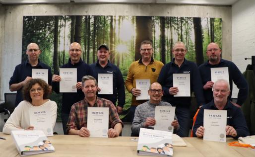 Deelnemers Vebego Groen met certificaat van de Buddytraining