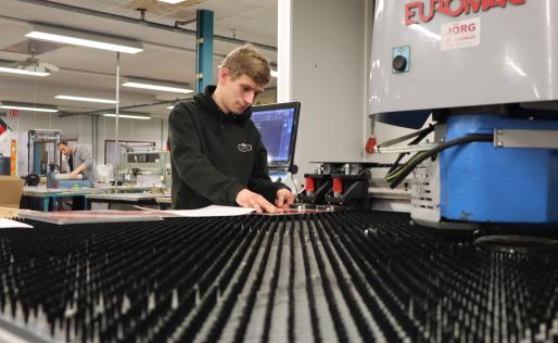 Sven aan het werk bij Mazon