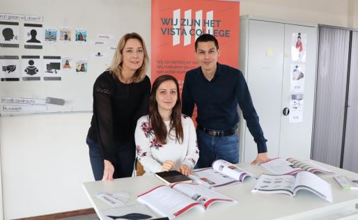 Manja Reijnders, Arlinda en Nighel Smith op de werkplek van Arlinda bij VISTA College