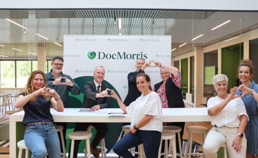 Alle betrokkenen van het samenwerkingstraject bij DocMorris, samen beelden ze het Docmorris hartje uit