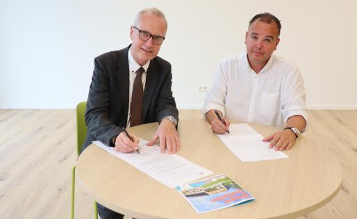 Fred Dijk en Angelo van der Beemt ondertekenen opleverdocument