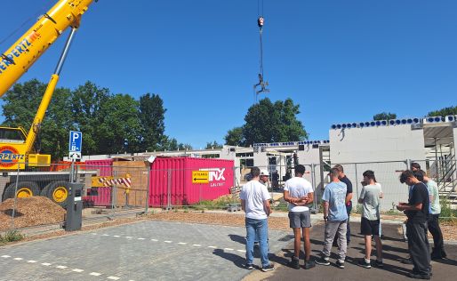 BINX Smartility geeft jongeren gastles over de bouwsector en nemen een kijkje op de bouwplaats