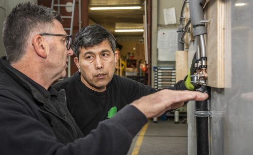 Twee personen aan het werk