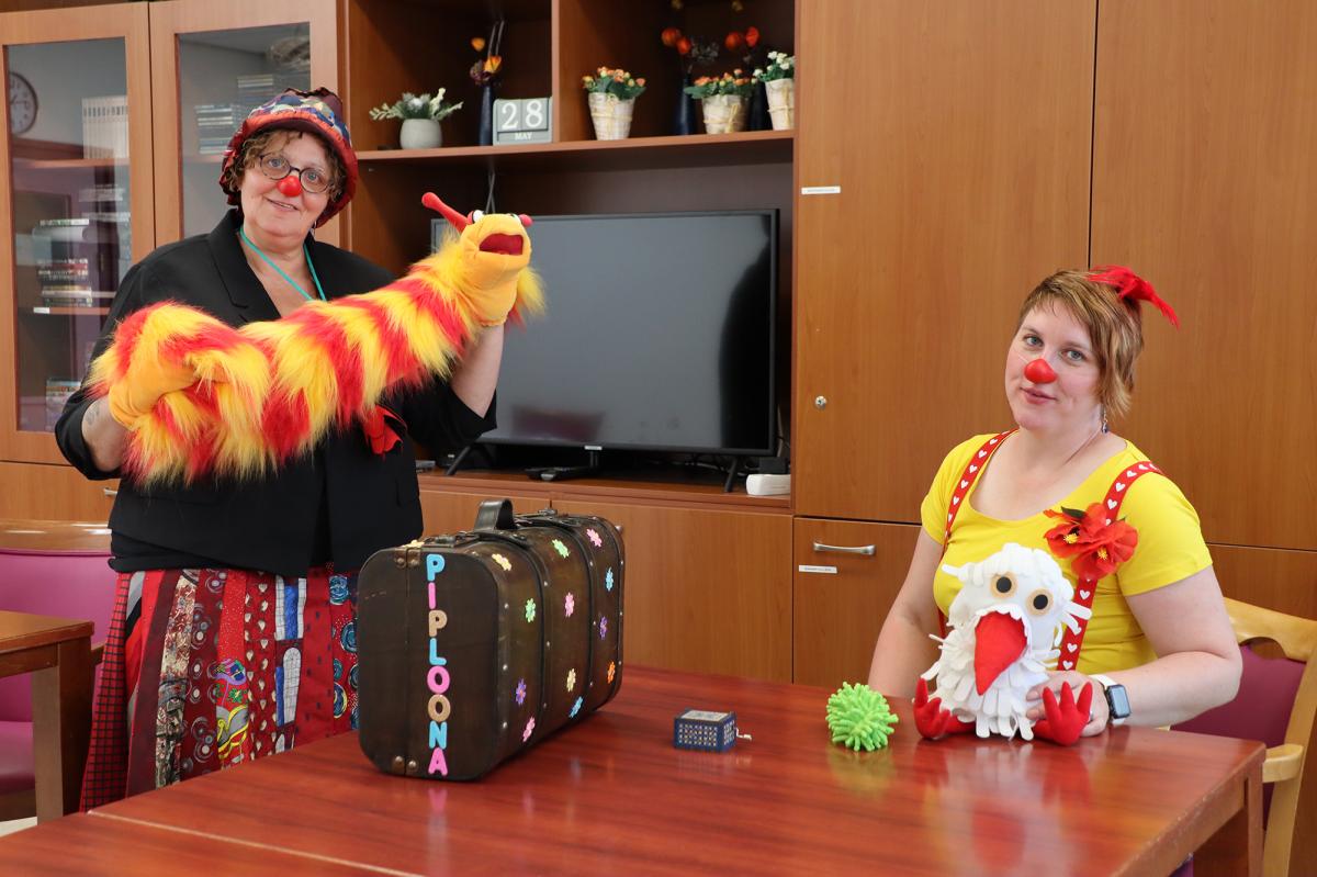 Ilona als Piploona met grote knuffel en Patricia als Polly met kip in woonruimte Meander