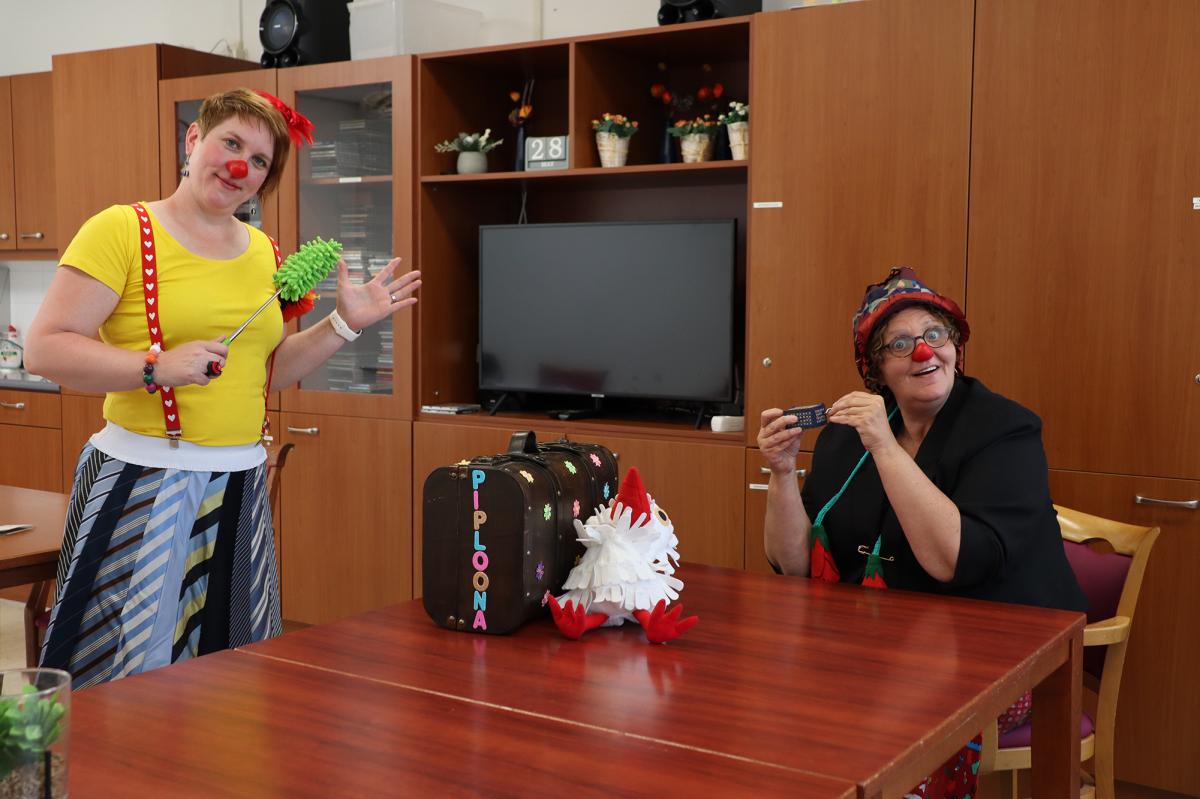 Clown Polly en clown Piploona in woonruimte van Meander