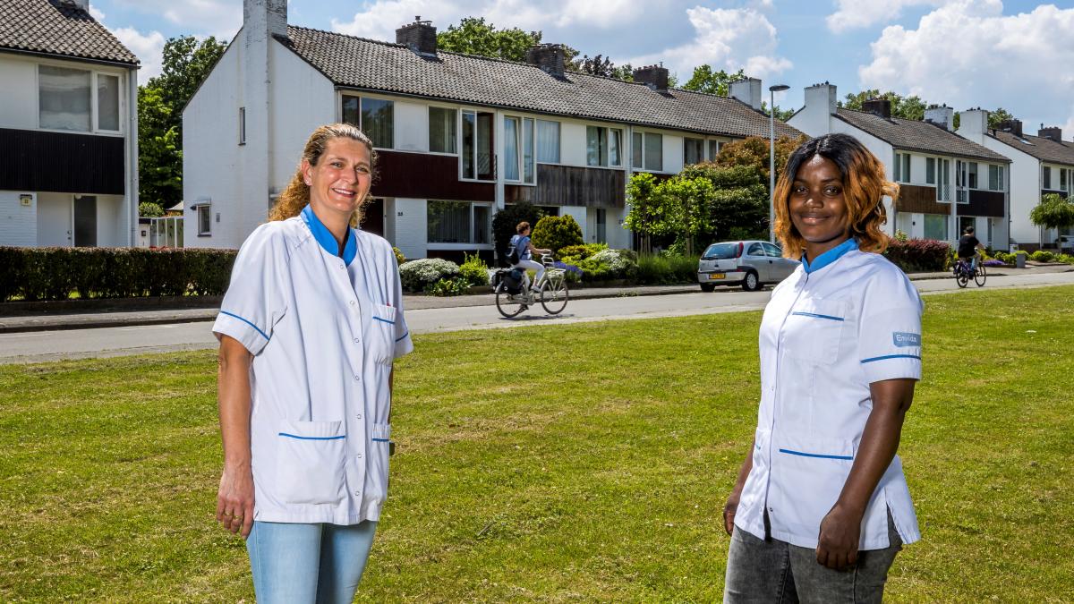 Dames van Envida in een woonwijk