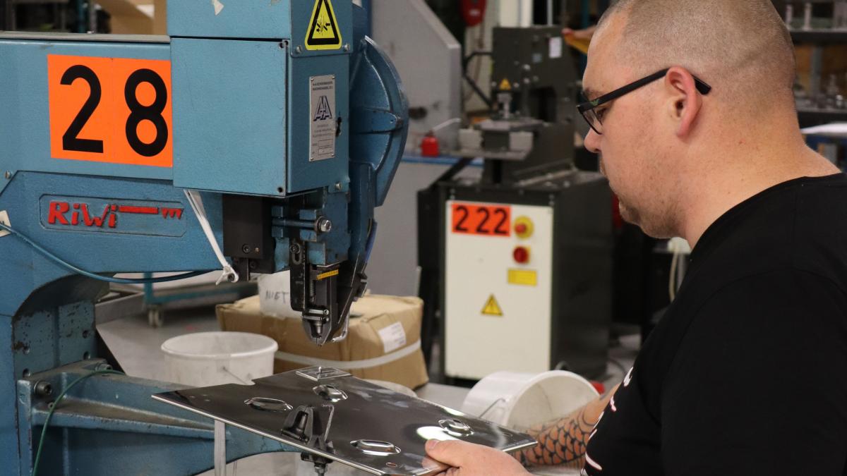 Medewerker bij Mazon aan het werk achter machine