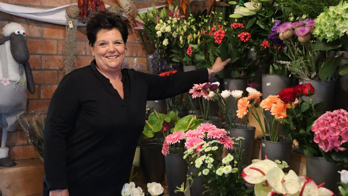 Miriam aan het werk in de bloemenzaak
