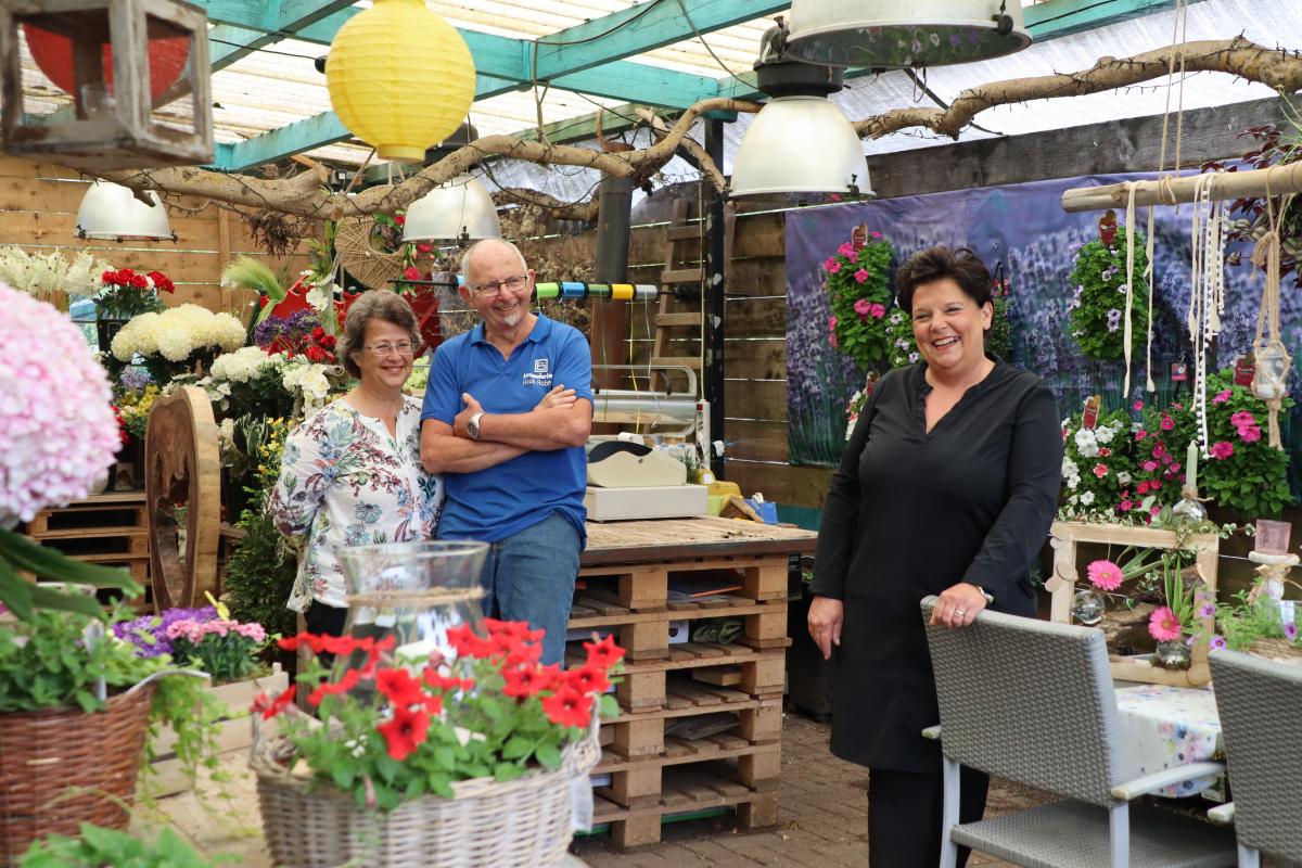 Miriam in de bloemenzaak met leidinggevende Huub en zijn vrouw Monique
