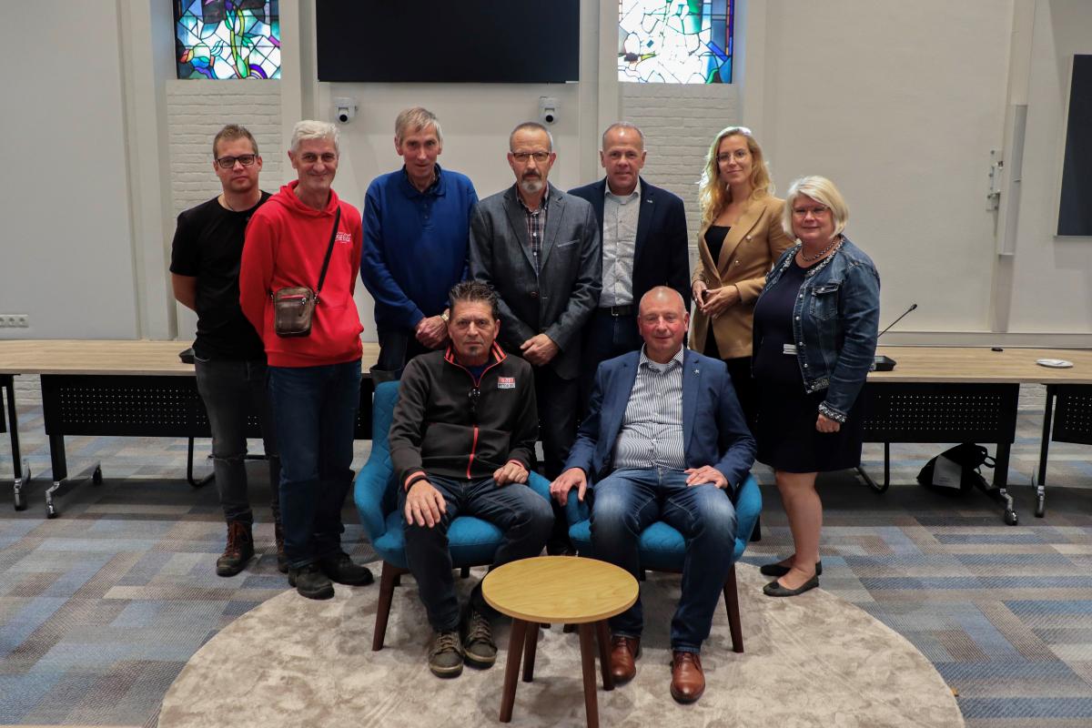 Wethouder Franssen met papierprikkers